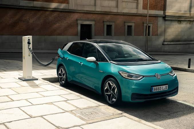 Cuándo tengo que comprarme un coche eléctrico: éstas son las promesas de futuro de las marcas (
